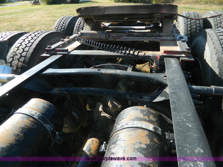 image for item D6066 2005 Freightliner FLD120SD semi truck