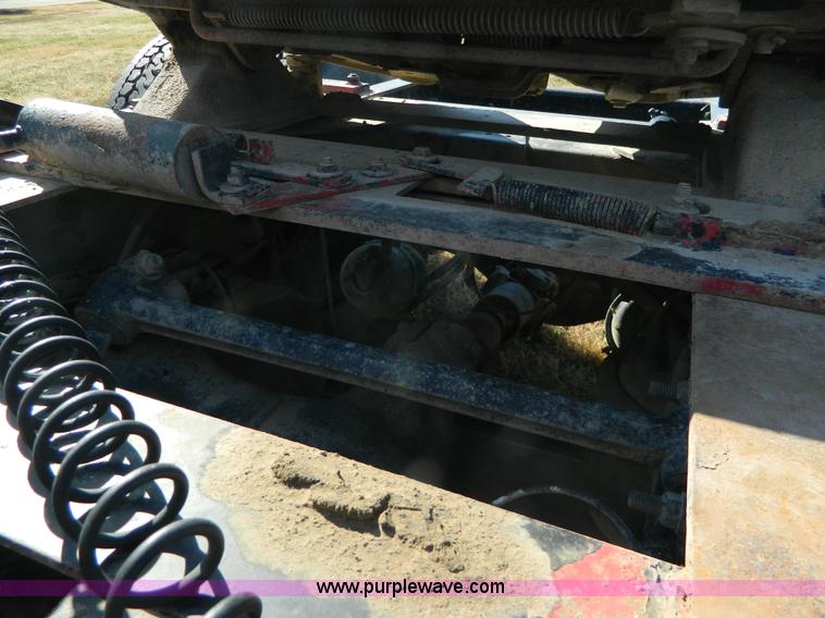 image for item D6066 2005 Freightliner FLD120SD semi truck