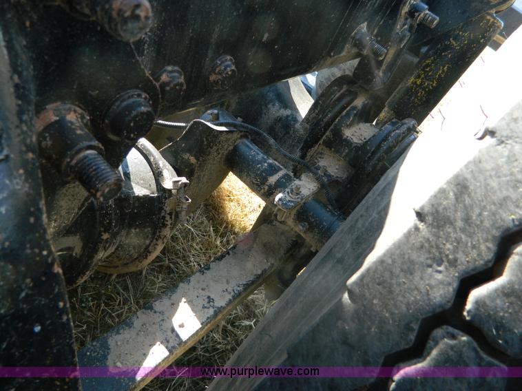 image for item D6066 2005 Freightliner FLD120SD semi truck