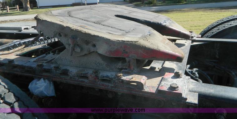 image for item D6066 2005 Freightliner FLD120SD semi truck