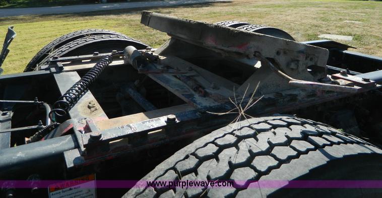 image for item D6066 2005 Freightliner FLD120SD semi truck