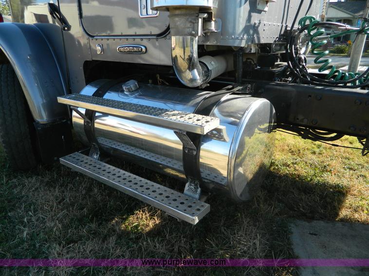 image for item D6066 2005 Freightliner FLD120SD semi truck