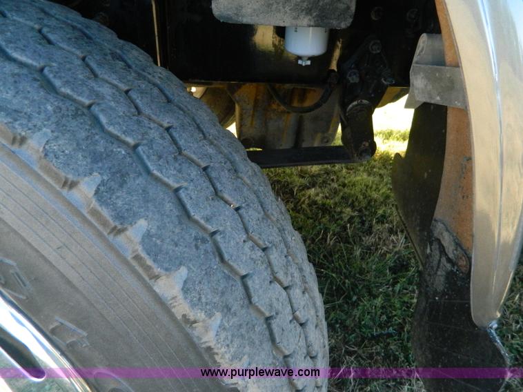 image for item D6066 2005 Freightliner FLD120SD semi truck