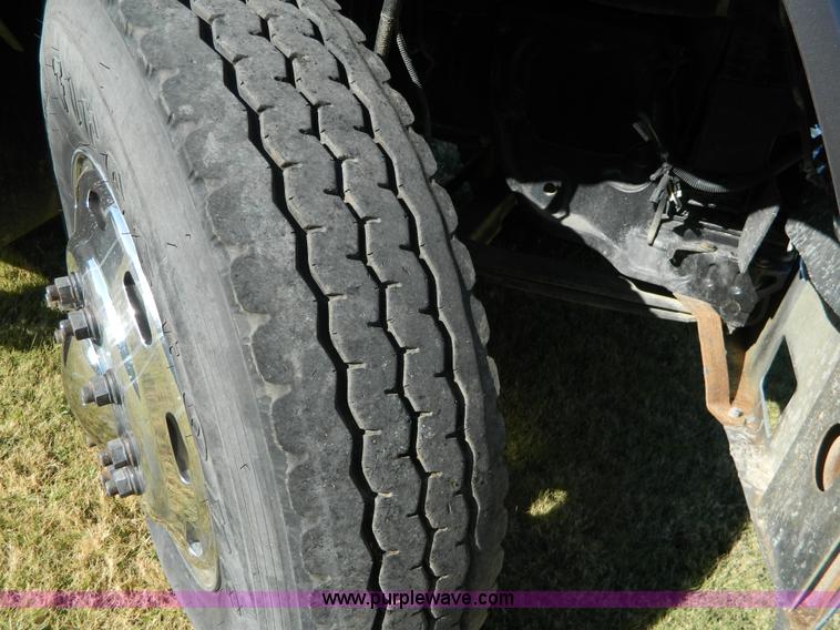 image for item D6066 2005 Freightliner FLD120SD semi truck