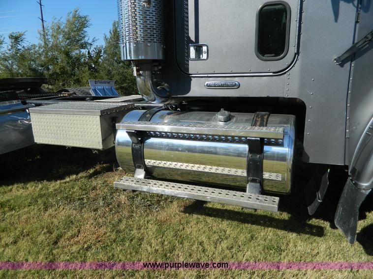 image for item D6066 2005 Freightliner FLD120SD semi truck