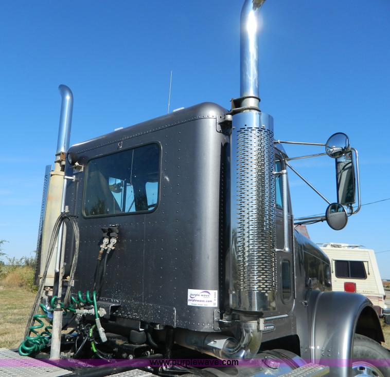 image for item D6066 2005 Freightliner FLD120SD semi truck