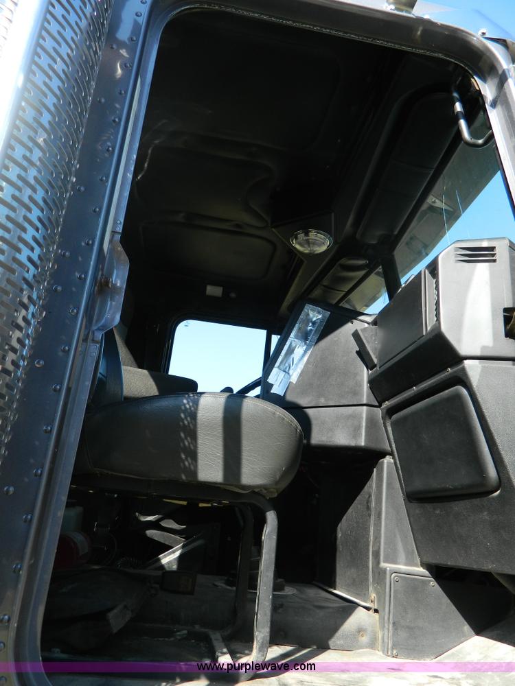 image for item D6066 2005 Freightliner FLD120SD semi truck