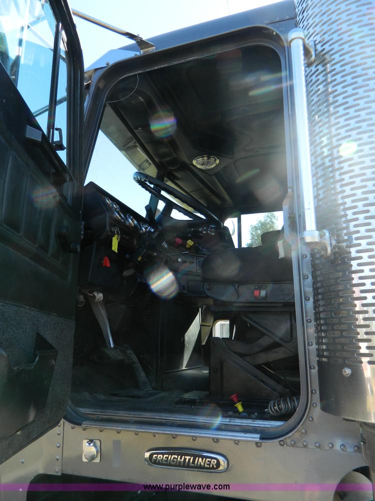 image for item D6066 2005 Freightliner FLD120SD semi truck