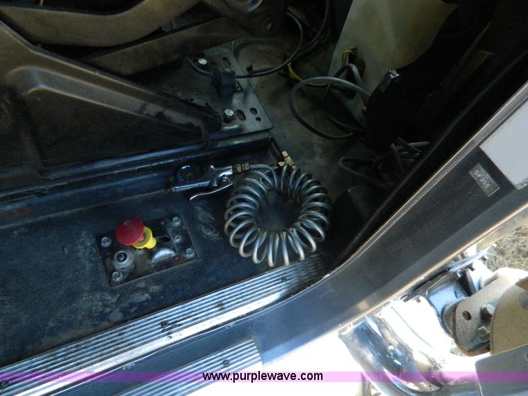 image for item D6066 2005 Freightliner FLD120SD semi truck