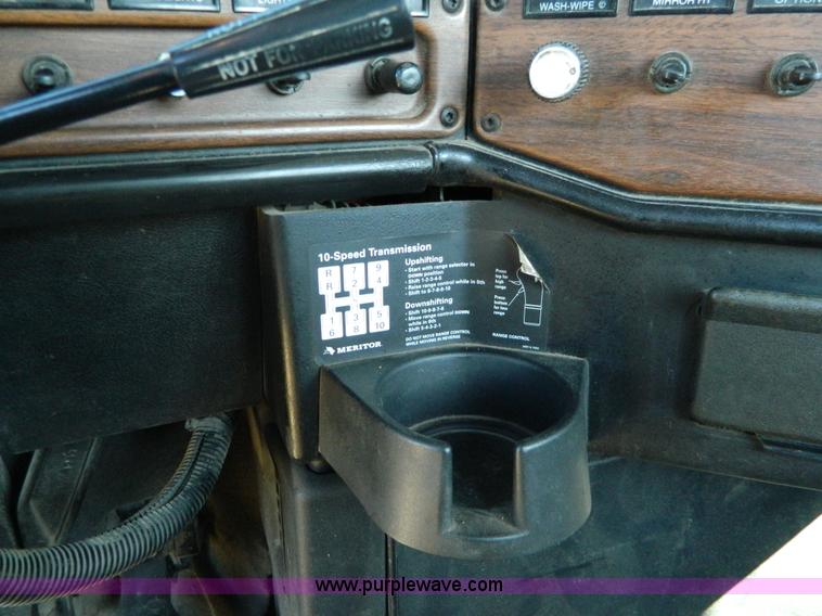 image for item D6066 2005 Freightliner FLD120SD semi truck