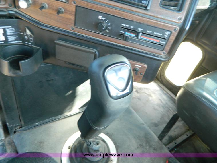 image for item D6066 2005 Freightliner FLD120SD semi truck