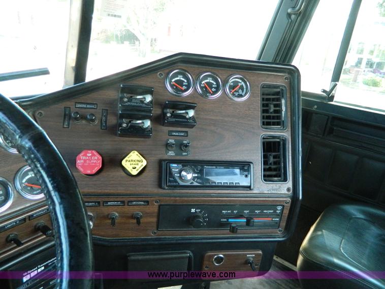 image for item D6066 2005 Freightliner FLD120SD semi truck