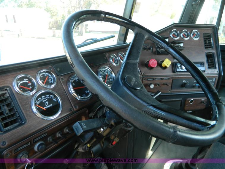 image for item D6066 2005 Freightliner FLD120SD semi truck