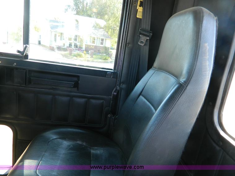 image for item D6066 2005 Freightliner FLD120SD semi truck