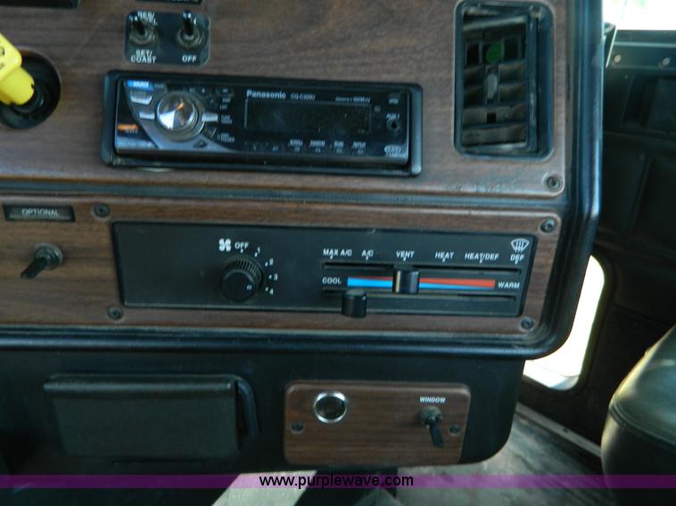 image for item D6066 2005 Freightliner FLD120SD semi truck