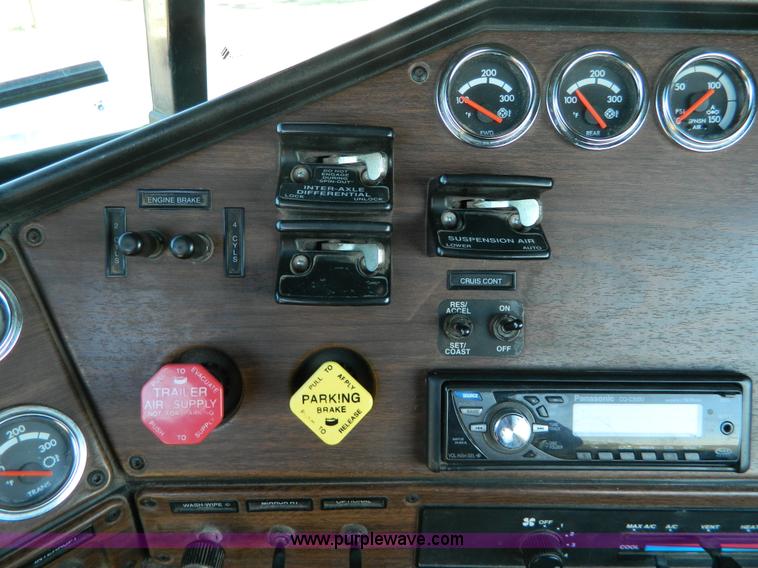 image for item D6066 2005 Freightliner FLD120SD semi truck