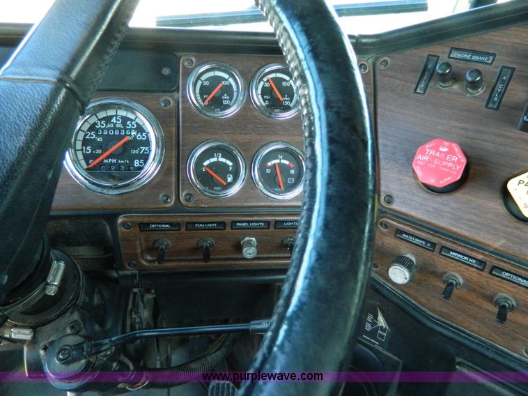 image for item D6066 2005 Freightliner FLD120SD semi truck