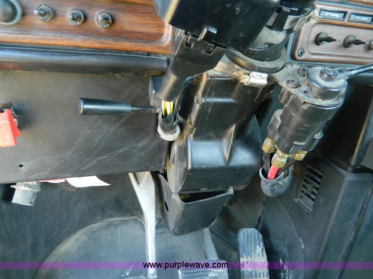 image for item D6066 2005 Freightliner FLD120SD semi truck