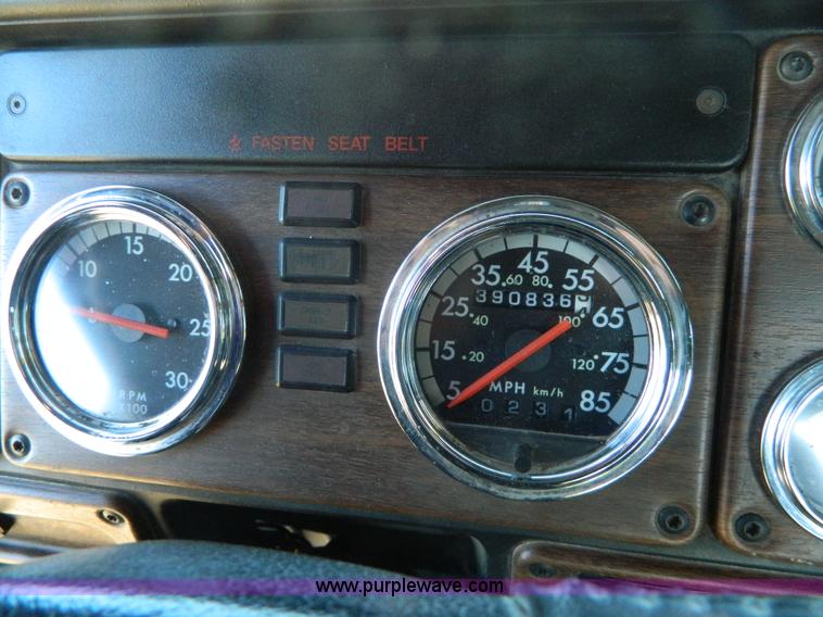 image for item D6066 2005 Freightliner FLD120SD semi truck