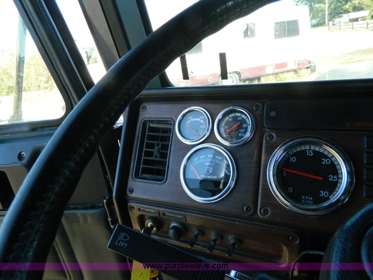 image for item D6066 2005 Freightliner FLD120SD semi truck