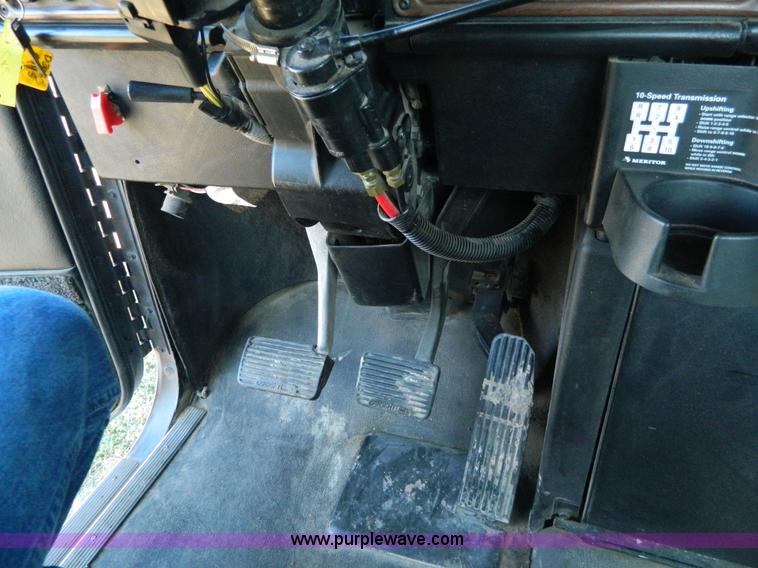 image for item D6066 2005 Freightliner FLD120SD semi truck