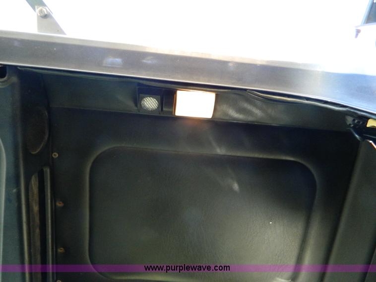 image for item D6066 2005 Freightliner FLD120SD semi truck