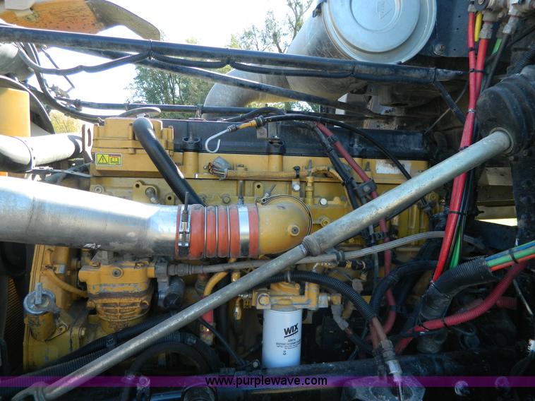 image for item D6066 2005 Freightliner FLD120SD semi truck