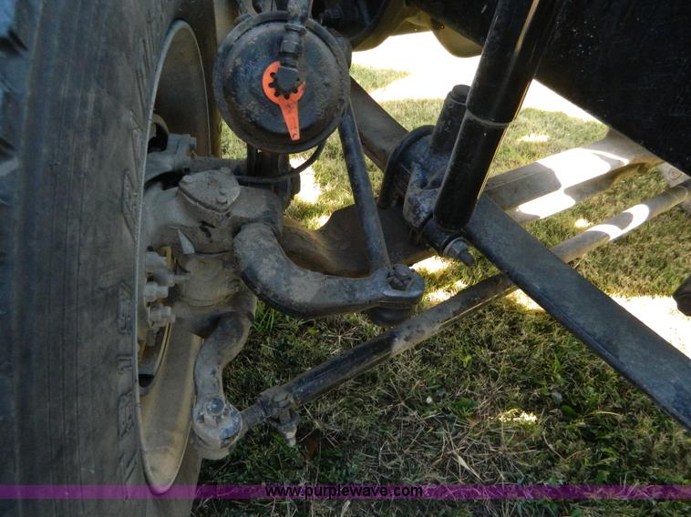 image for item D6066 2005 Freightliner FLD120SD semi truck