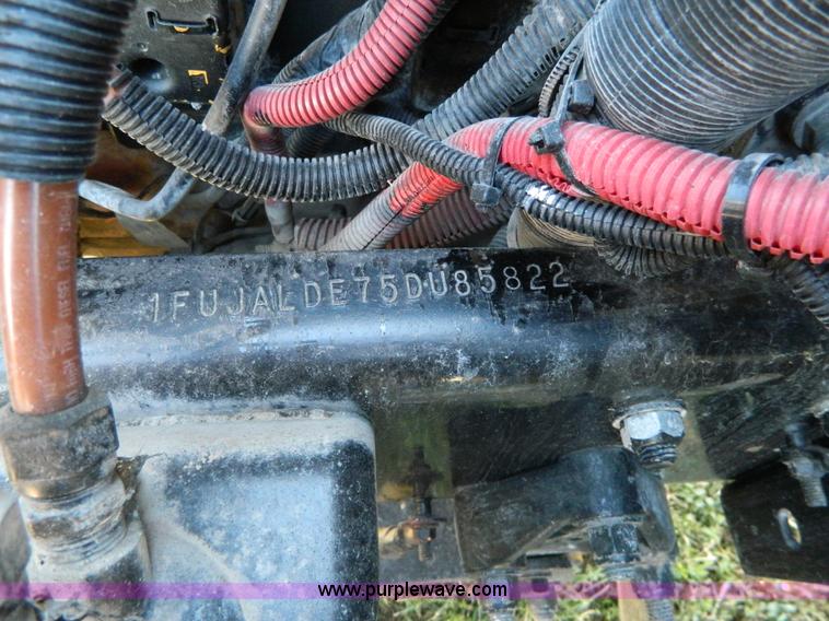 image for item D6066 2005 Freightliner FLD120SD semi truck