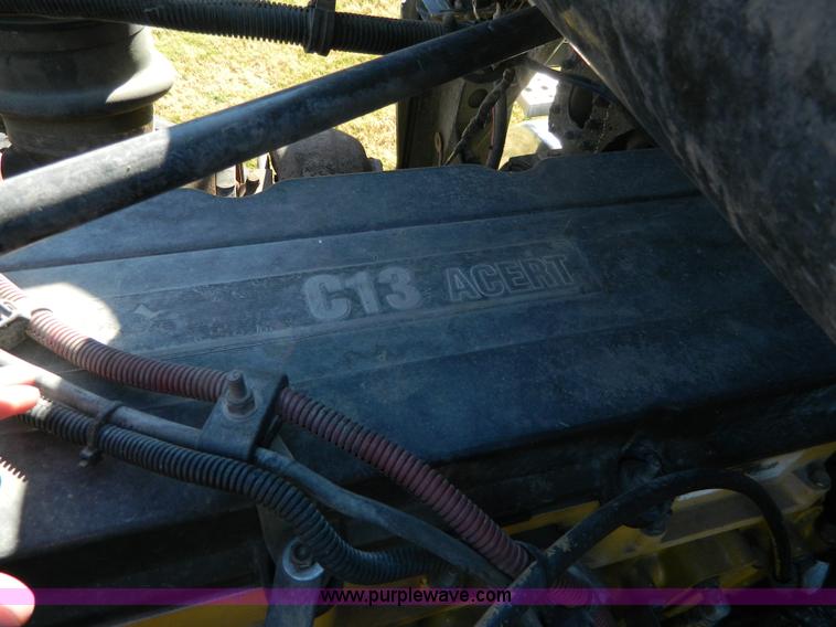 image for item D6066 2005 Freightliner FLD120SD semi truck