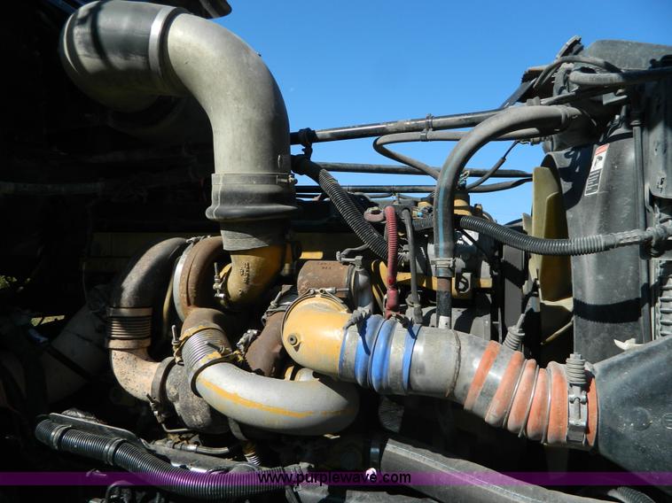 image for item D6066 2005 Freightliner FLD120SD semi truck