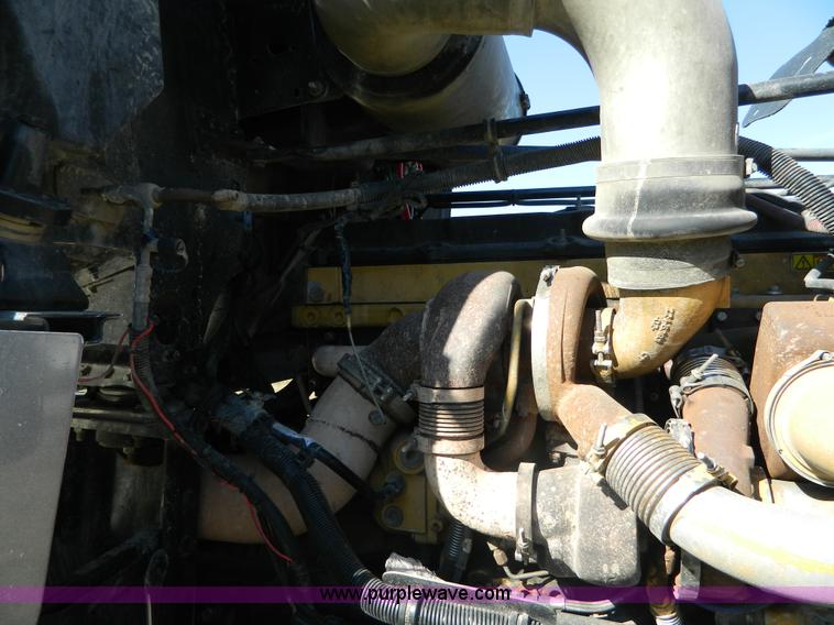 image for item D6066 2005 Freightliner FLD120SD semi truck