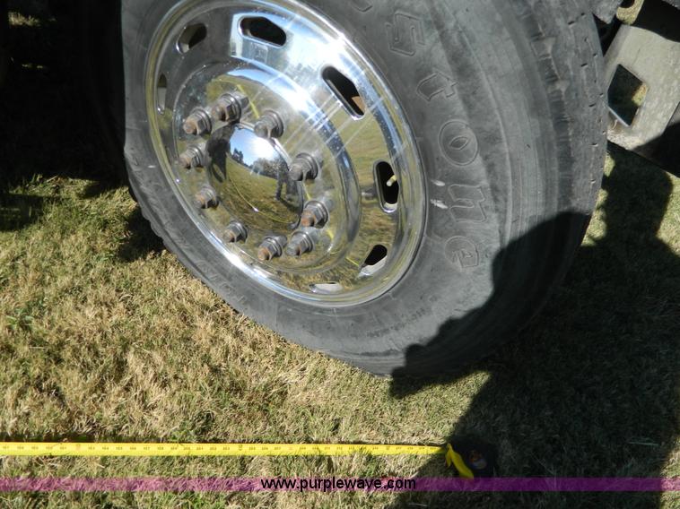 image for item D6066 2005 Freightliner FLD120SD semi truck