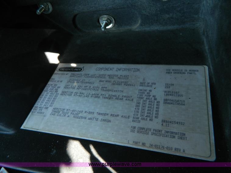 image for item D6066 2005 Freightliner FLD120SD semi truck