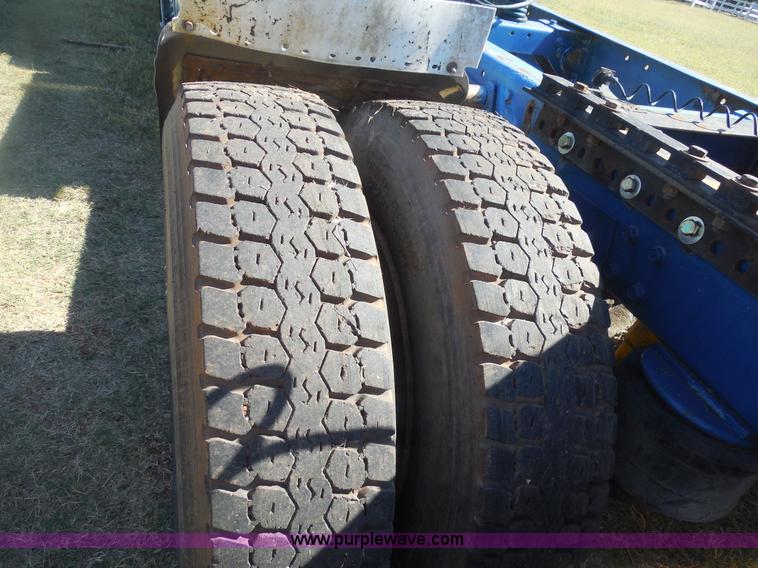 image for item F3241 1988 Peterbilt 377 semi truck