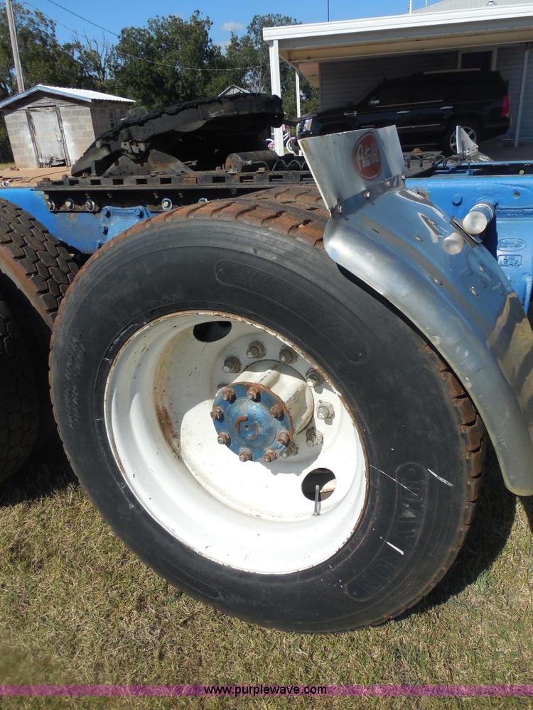 image for item F3241 1988 Peterbilt 377 semi truck