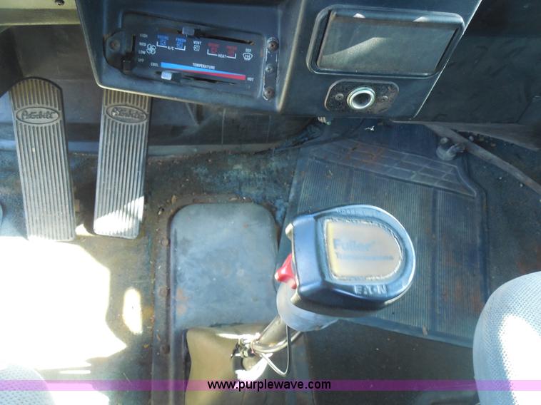 image for item F3241 1988 Peterbilt 377 semi truck