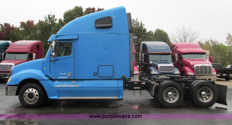 image for item F5358 2006 Freightliner Columbia CL120 semi truck