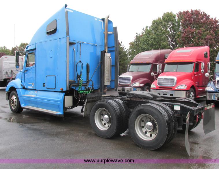 image for item F5358 2006 Freightliner Columbia CL120 semi truck