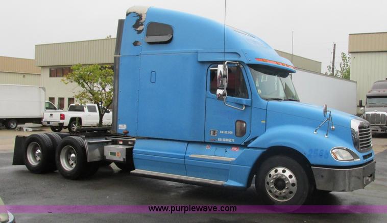 image for item F5358 2006 Freightliner Columbia CL120 semi truck