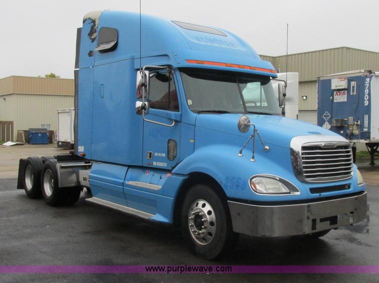 image for item F5358 2006 Freightliner Columbia CL120 semi truck