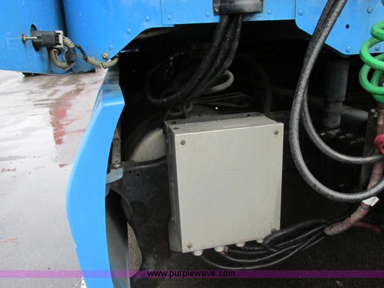 image for item F5358 2006 Freightliner Columbia CL120 semi truck