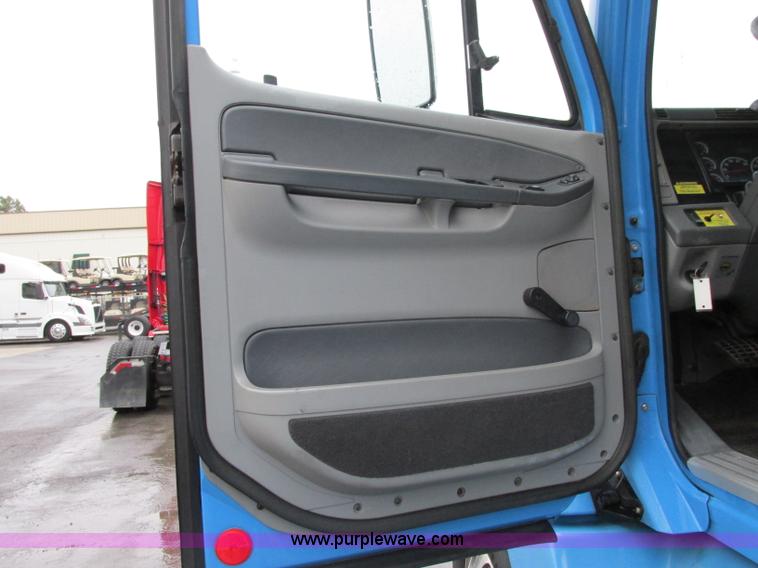 image for item F5358 2006 Freightliner Columbia CL120 semi truck