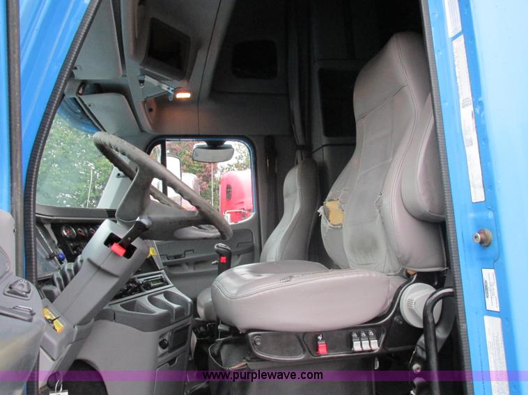 image for item F5358 2006 Freightliner Columbia CL120 semi truck