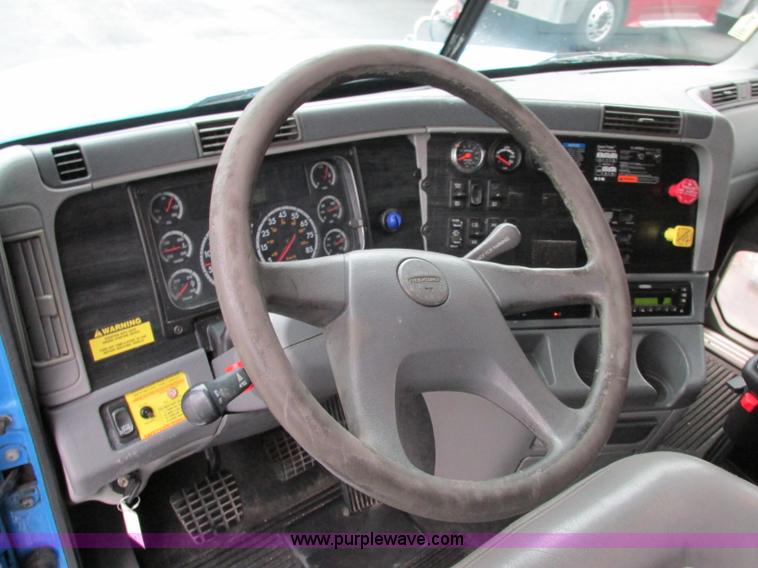 image for item F5358 2006 Freightliner Columbia CL120 semi truck