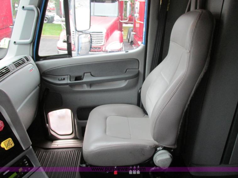 image for item F5358 2006 Freightliner Columbia CL120 semi truck