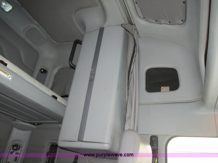 image for item F5358 2006 Freightliner Columbia CL120 semi truck