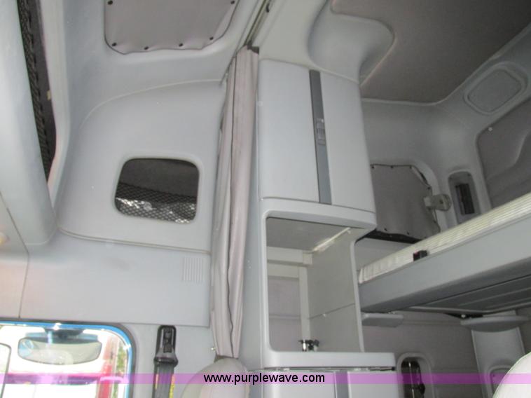 image for item F5358 2006 Freightliner Columbia CL120 semi truck