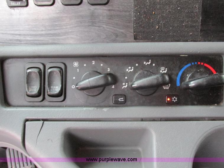 image for item F5358 2006 Freightliner Columbia CL120 semi truck