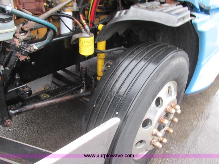 image for item F5358 2006 Freightliner Columbia CL120 semi truck